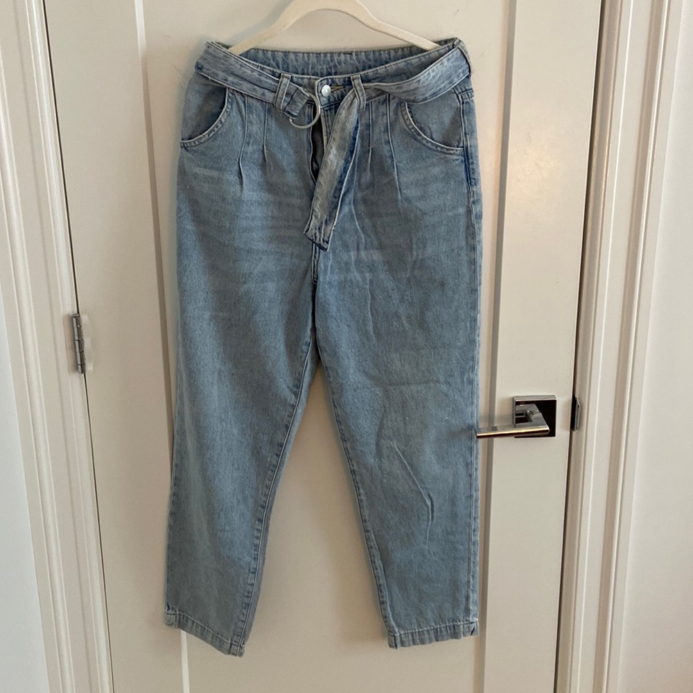 H&M mom jeans with removable belt! size 2, in perfect condition